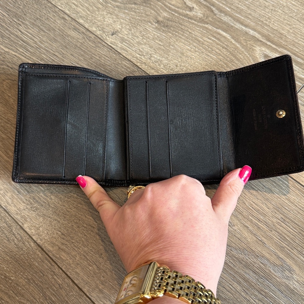 Louis Vuitton Porte-Feuille Elise trifold wallet crafted from black Epi leather - Picture 9 of 13